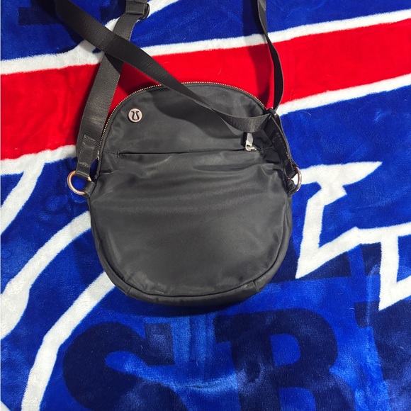 lululemon athletica women’s 2L Black Crossbody Sling Bag - Picture 4 of 7